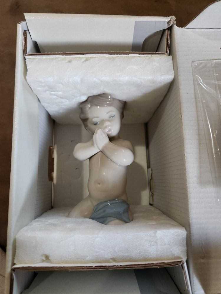 Lladro 06496 "A Child's Prayer" Porcelain Figurine - NINO ORANDO in Original Box