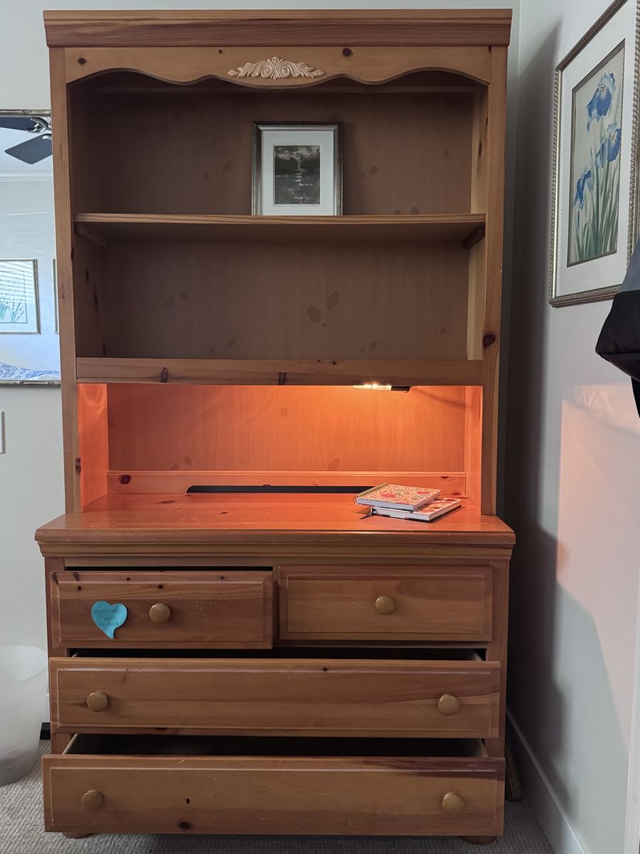 4 drawer dresser with lighted hutch