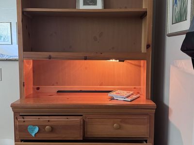 4 drawer dresser with lighted hutch