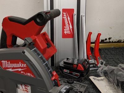 Milwaukee M18 FUEL 6-1/2" Cordless Track Saw Kit with 55" Guide Rail & Accessories (2831-20)