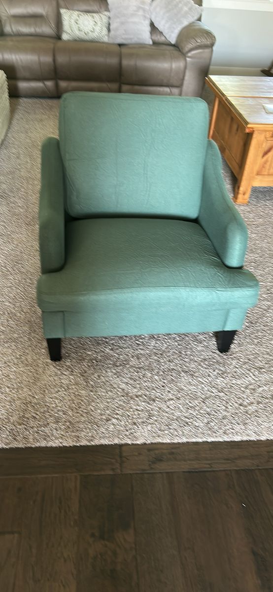 Comfortable Green Fabric Armchair - Perfect for Living Room or Bedroom