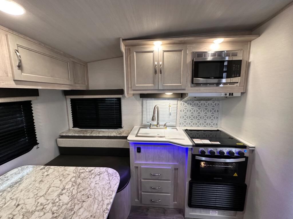 New 2024 Gulf Stream RV Vista Cruiser