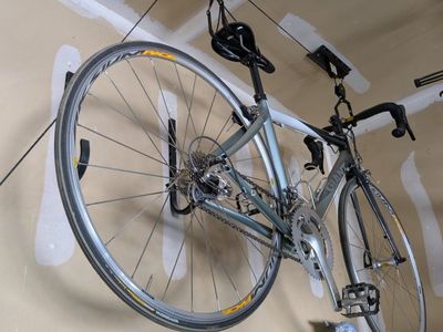 Giant carbon road bike