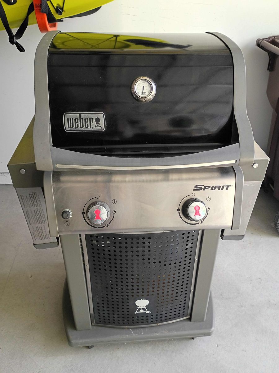 Weber Spirit E-210 2-Burner Propane Gas BBQ Grill w/ cover & gas