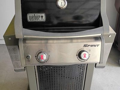 Weber Spirit E-210 2-Burner Propane Gas BBQ Grill w/ cover & gas