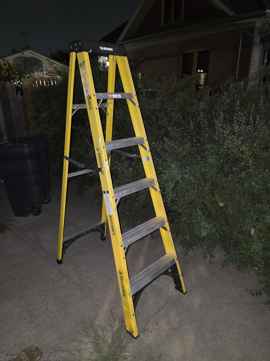 Husky 6 foot fiberglass ladder