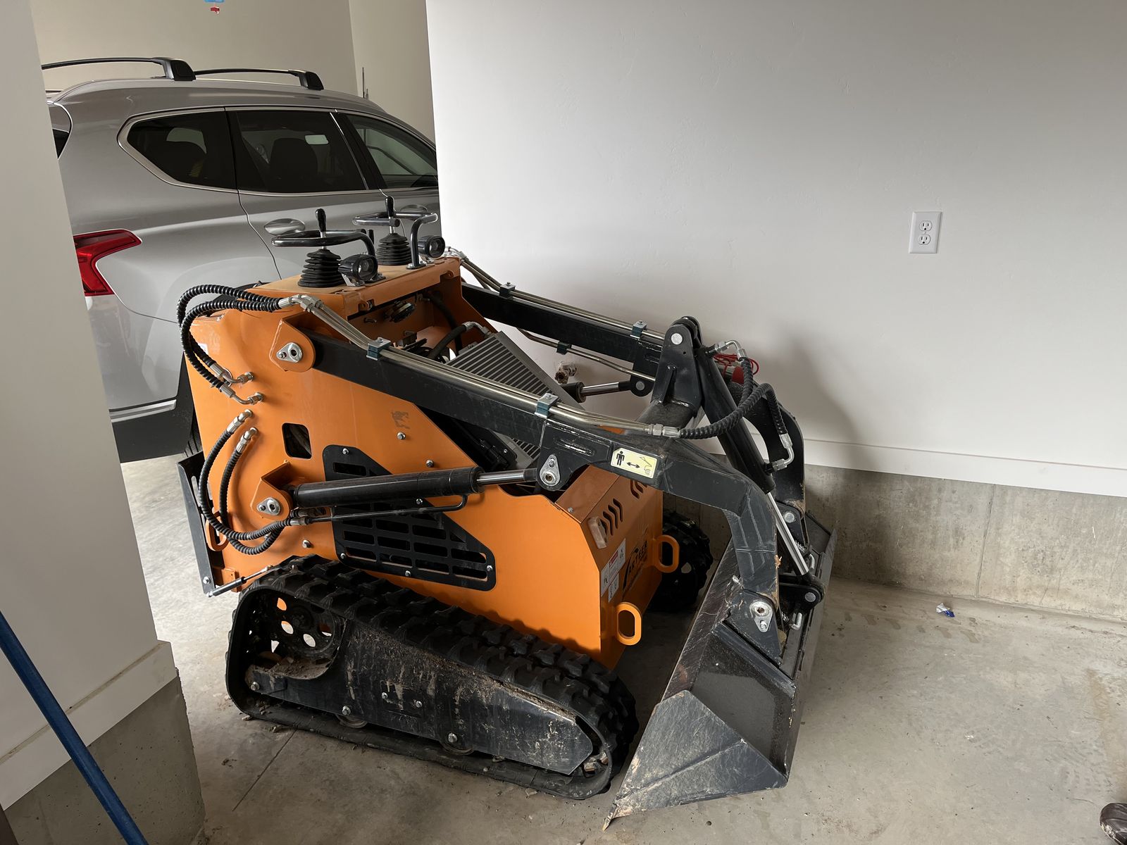 Mini skid steer 27hrs on it