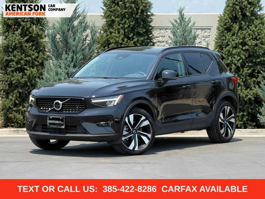 2025 Volvo XC40 B5 Plus Dark Theme