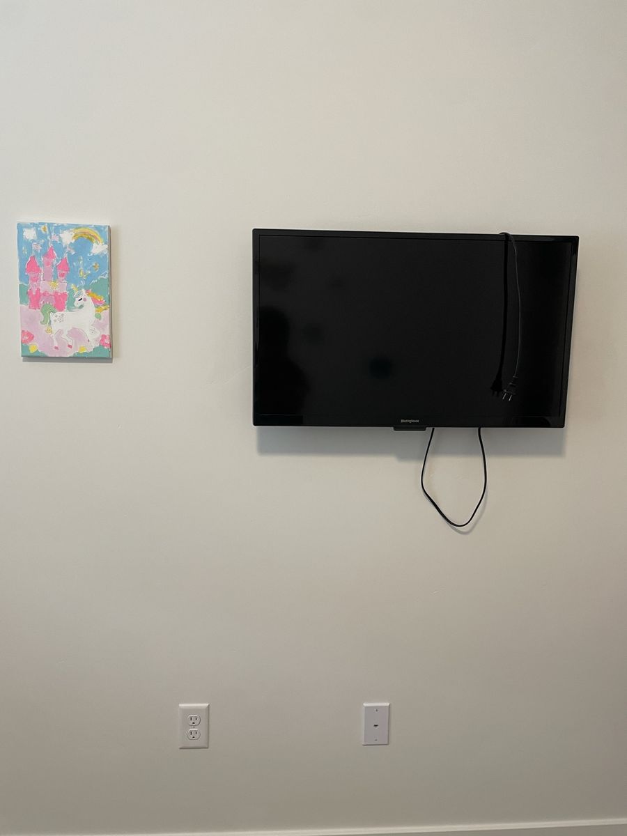 Westinghouse 32-inch LED Smart TV - Black - Excellent Condition