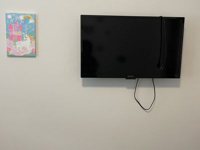Westinghouse 32-inch LED Smart TV - Black - Excellent Condition