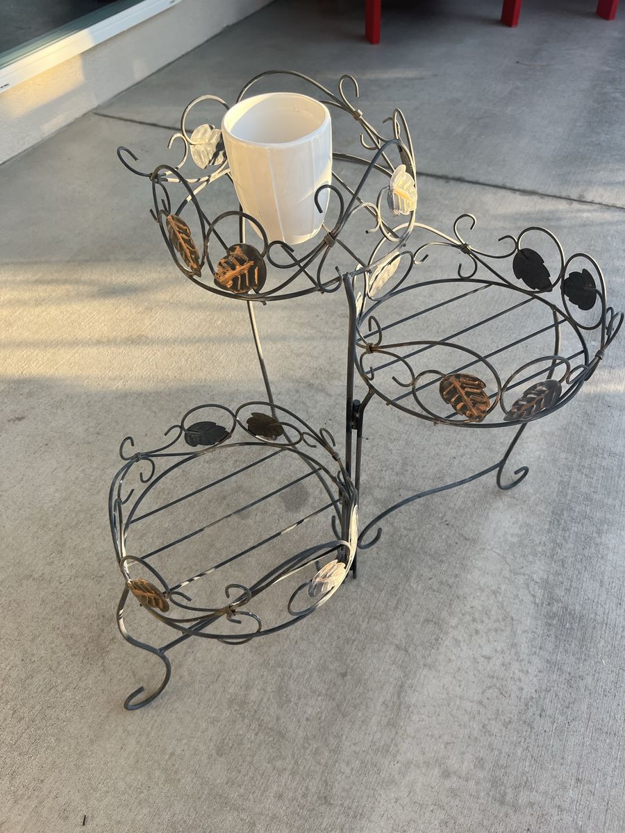 Vintage metal ivy plant stand 21” tall 19” wide openings 19”