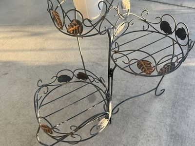 Vintage metal ivy plant stand 21” tall 19” wide openings 19”