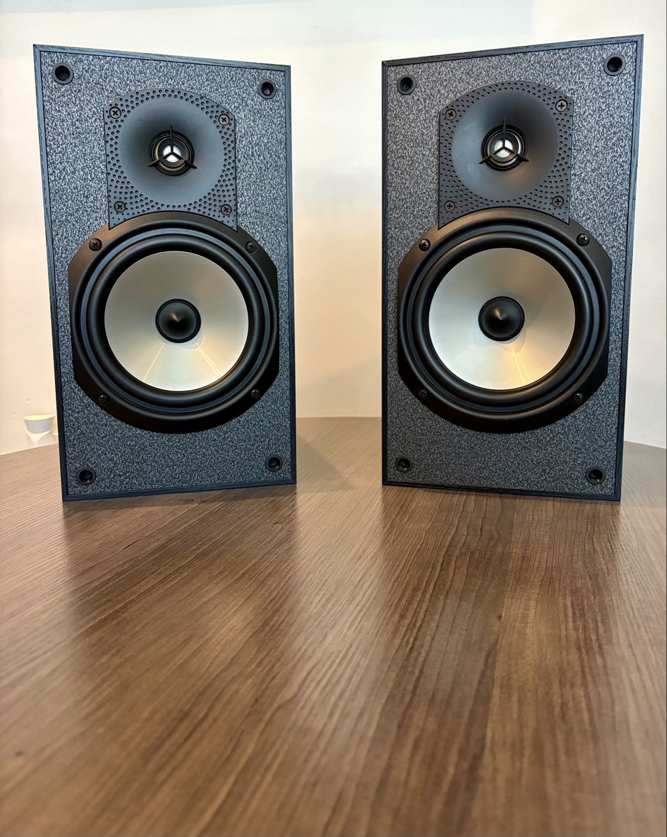 Paradigm Focus v.3 Bookshelf Speakers – Made in Canada – Box