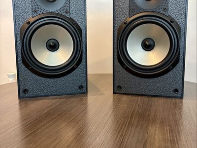 Paradigm Focus v.3 Bookshelf Speakers – Made in Canada – Box