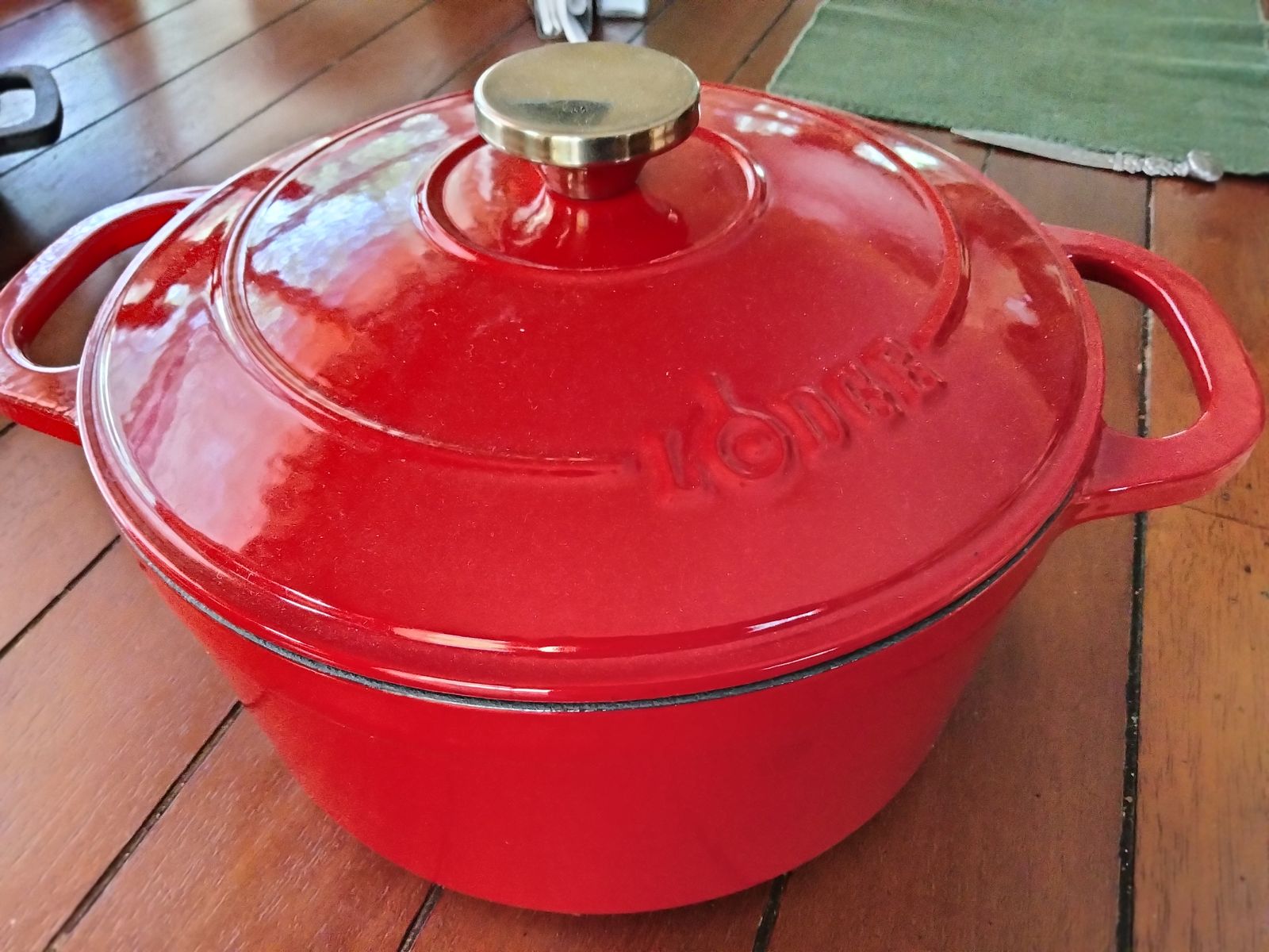 LODGE CAST IRON ENAMELED DUTCH OVEN