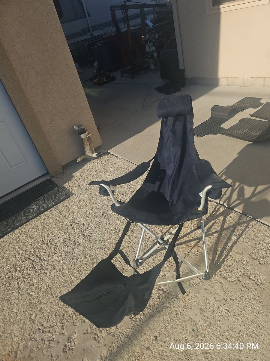 Used VTOY- Folding Camping Recliner Chair with carry case