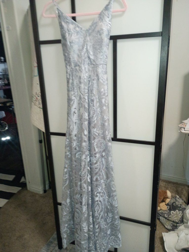 Stunning Light Blue Formal Prom Dress with Floral Lace Detail - Size 7