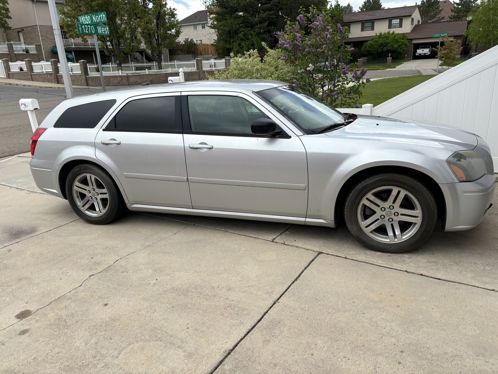 2005 Dodge Magnum SE