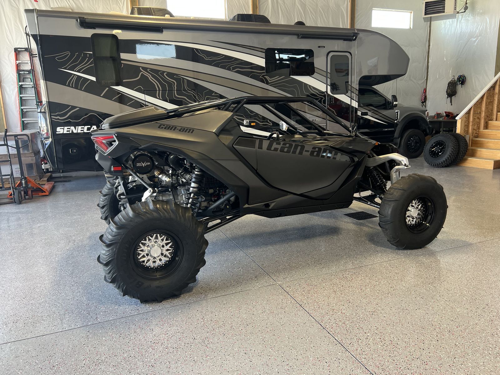 2024 Maverick R Can AM
