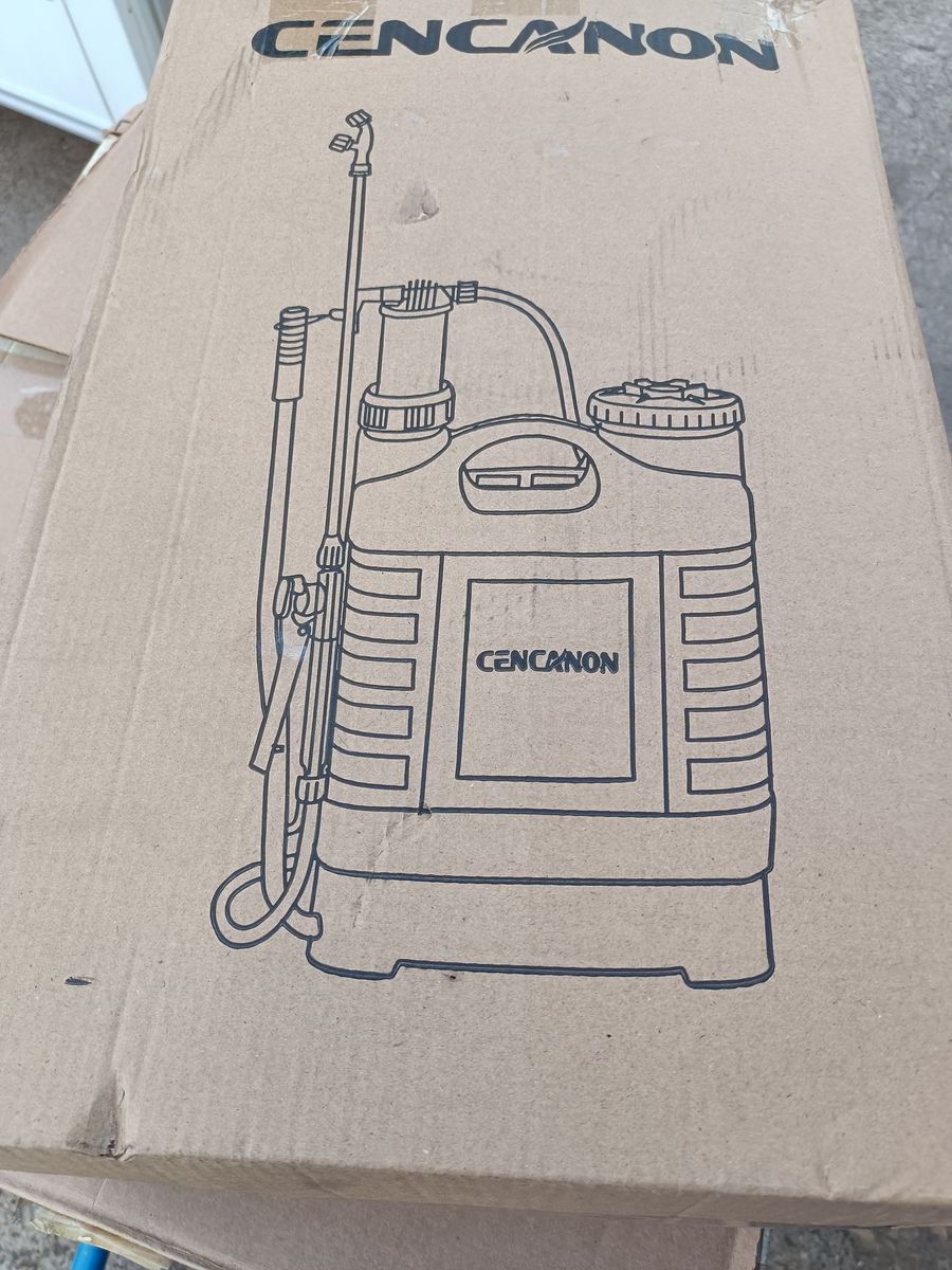 New hand pump 12 liter weed sprayer.