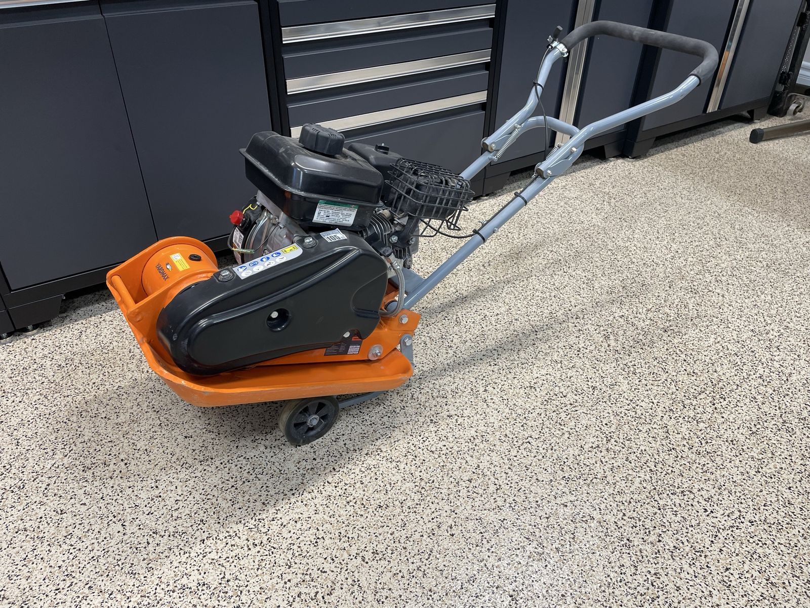 YARDMAX YC1390 3000 lb. Plate Compactor and Paving Pad Kit