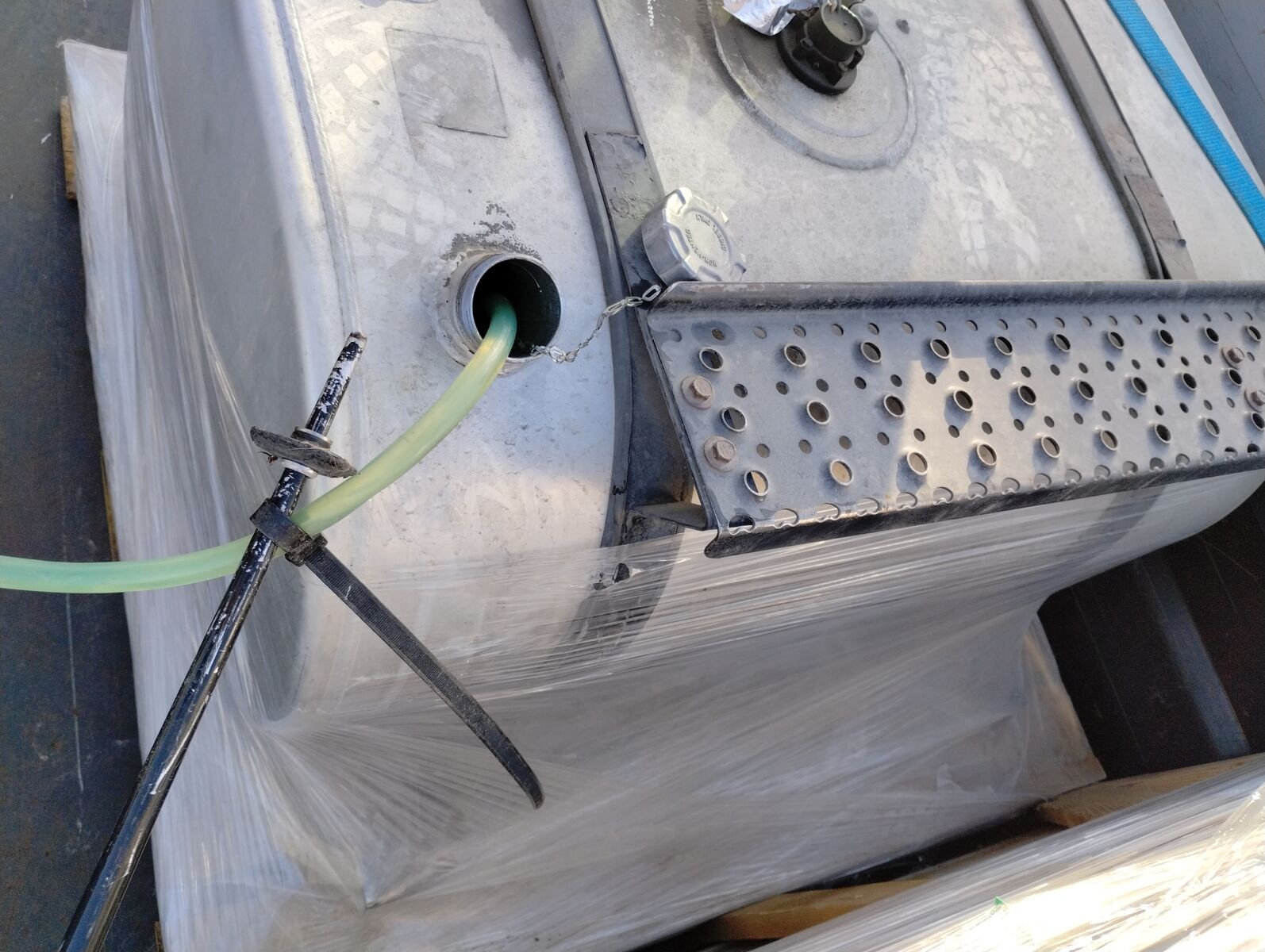 international fuel tank with step and straps