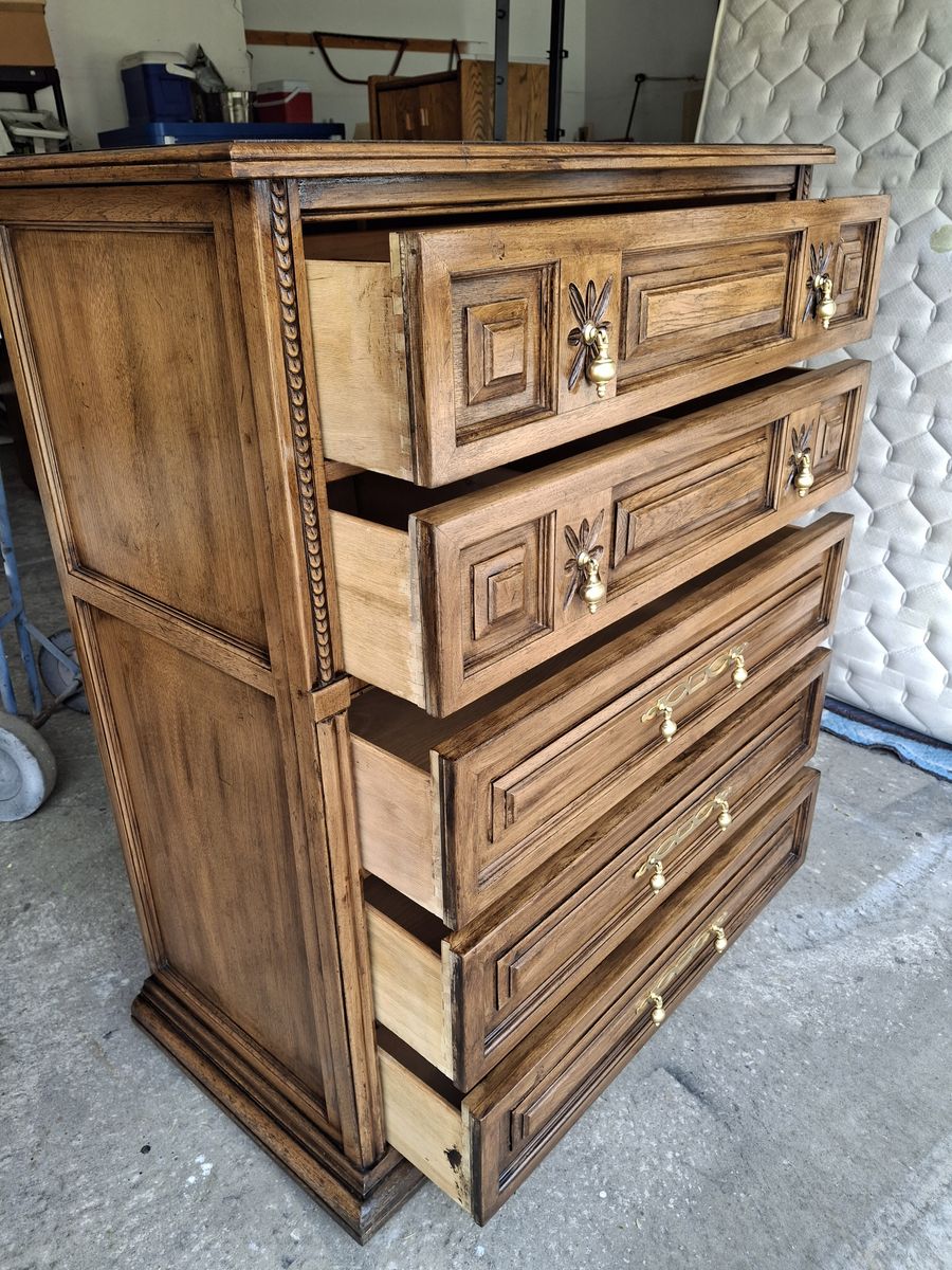 hardwood 5 drawers dresser/bebe