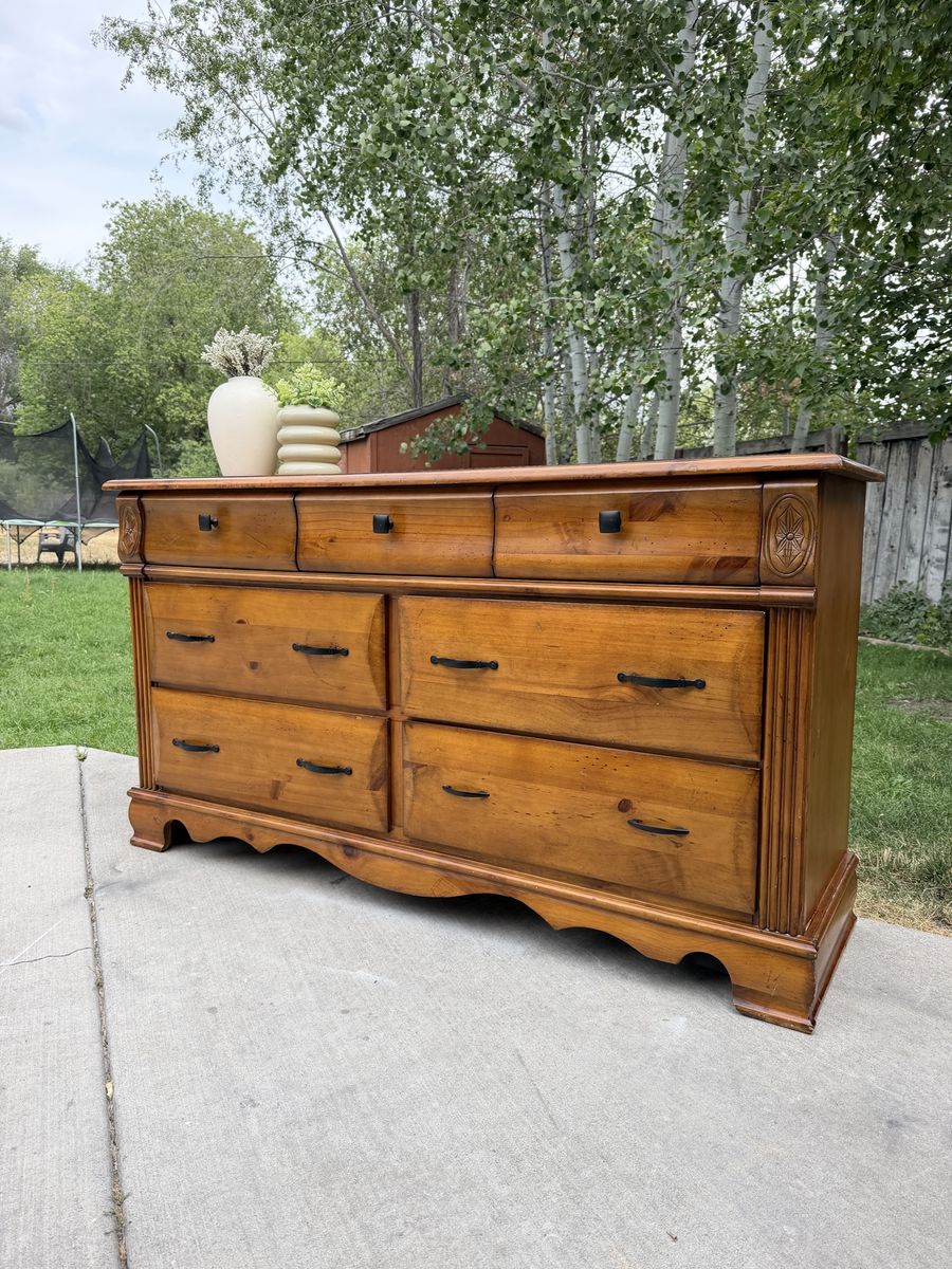 Beautiful Solid Wood 7-Drawer Dresser 