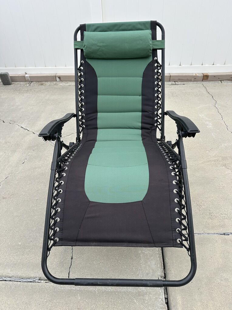 Nice Comfy Zero Gravity Lounge Chair / Camping