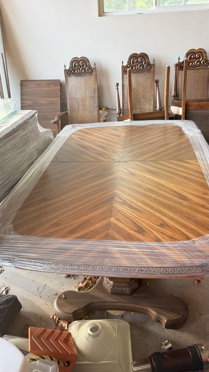 Wood dining room table with six chairs and two leafs