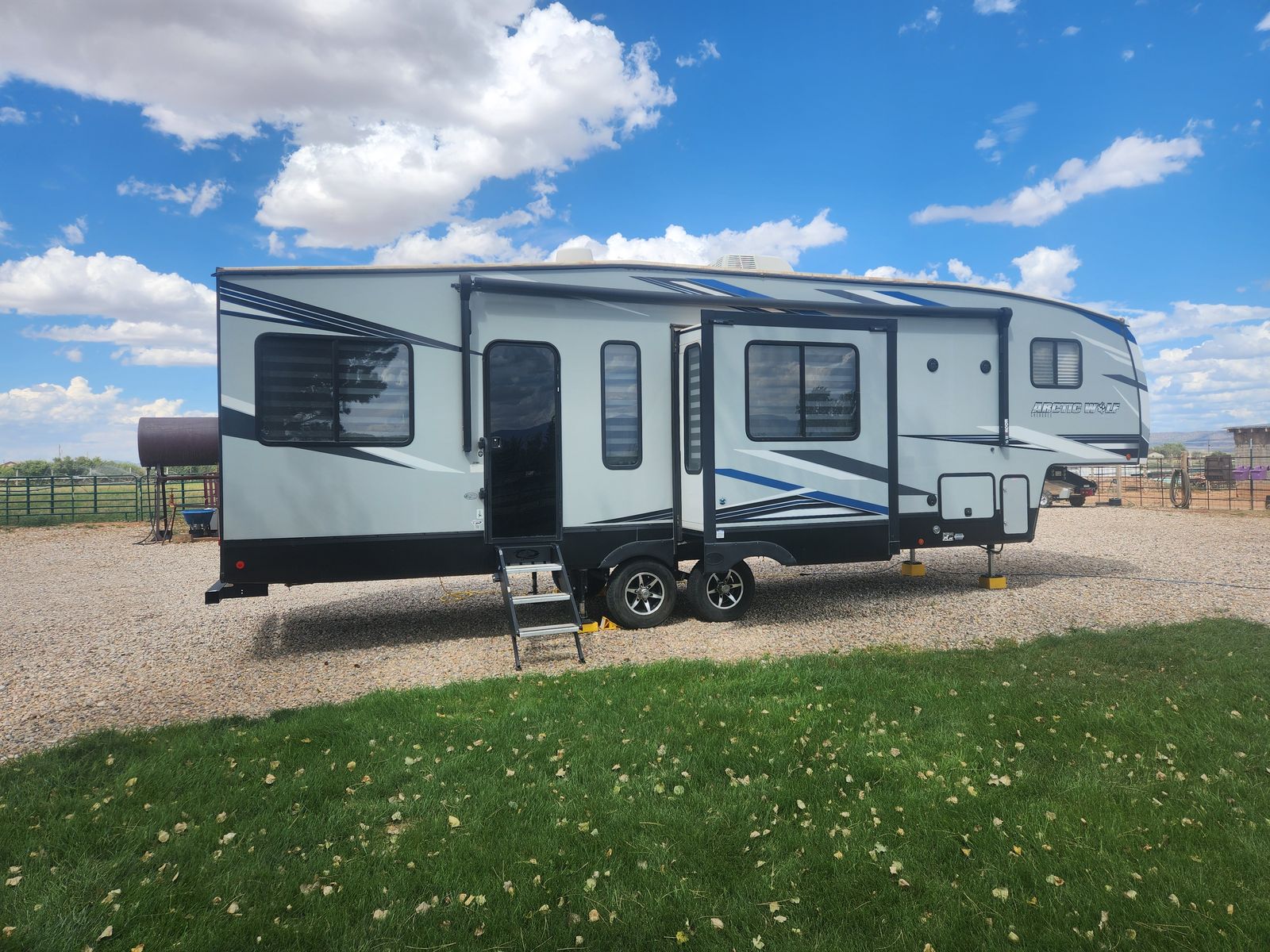 2021 311ML Forest River Arctic Wolf Cherokee Limited  Fifth Wheel RV - Used Excellent