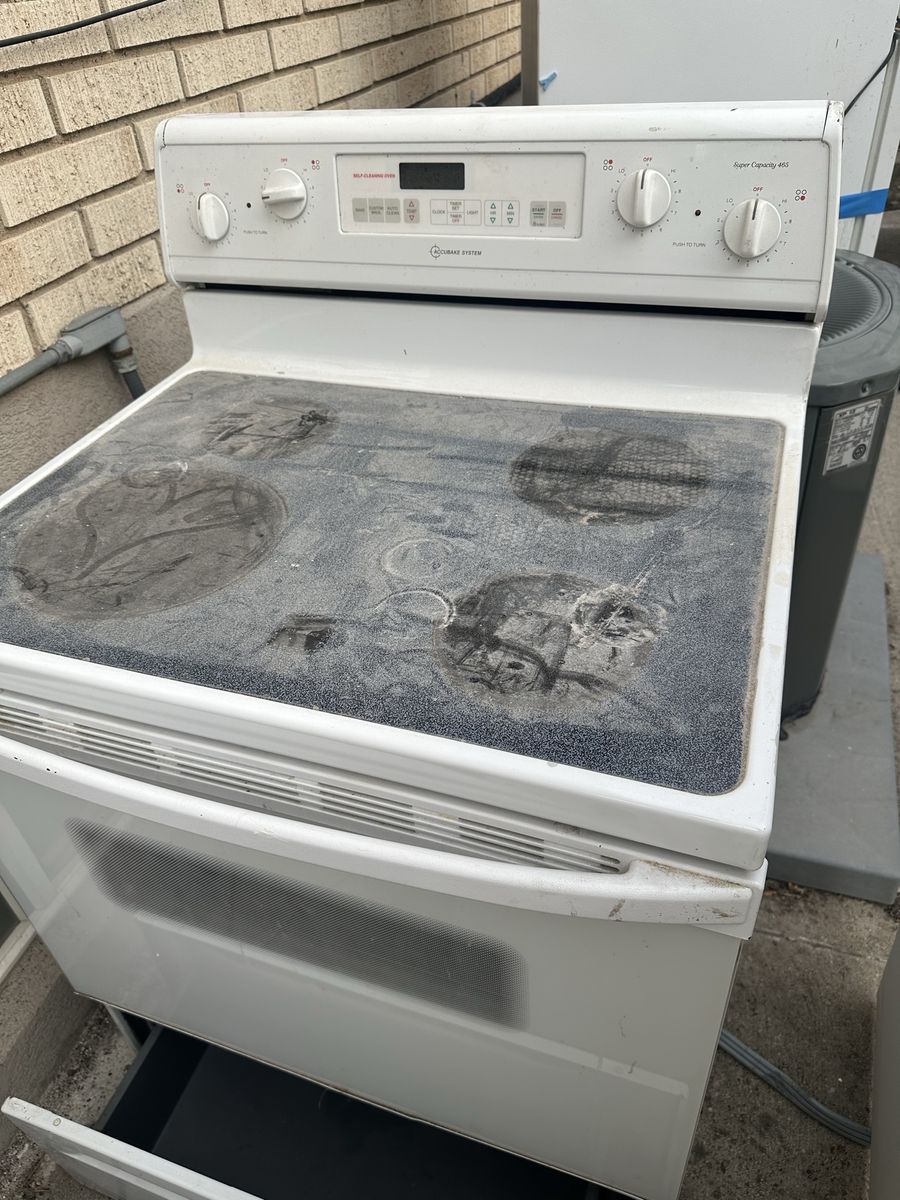 White oven/range. 