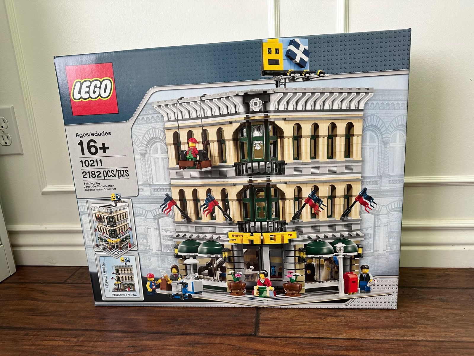 Brand New Sealed in Factory Box- LEGO Grand Emporium 10211- RETIRED