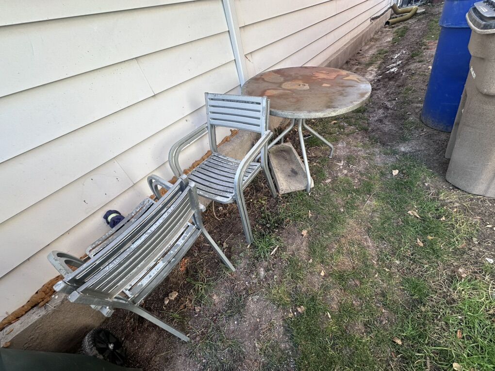 Pario Table And Chairs