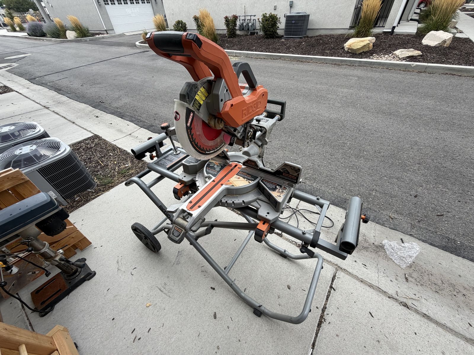 RIDGID 10” Sliding Compound Miter Saw with Heavy-Duty Mobile Rolling Stand