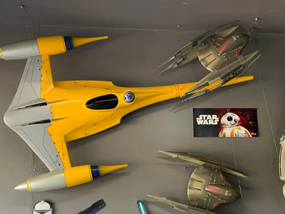 Star Wars Toys-R -Us display 7 ft Naboo Starfighter Phantom Menace Episode 1 replica