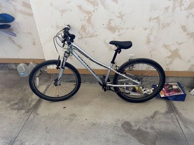 Specialized Hot Rock 20 hardtail bike for kid