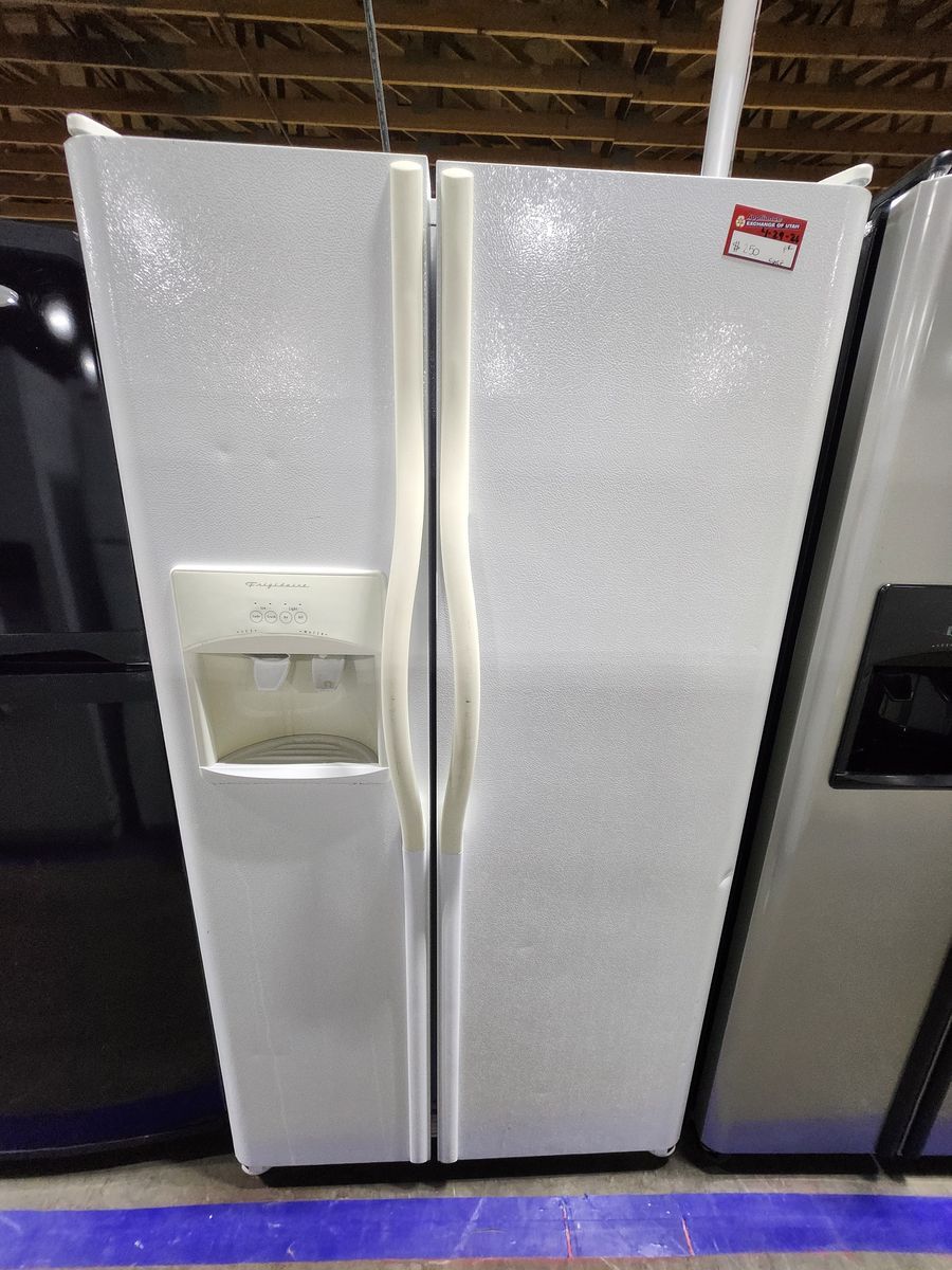 NICE FRIGIDAIRE WHITE SIDE BY SIDE FRIDGE! W-WARRANTY