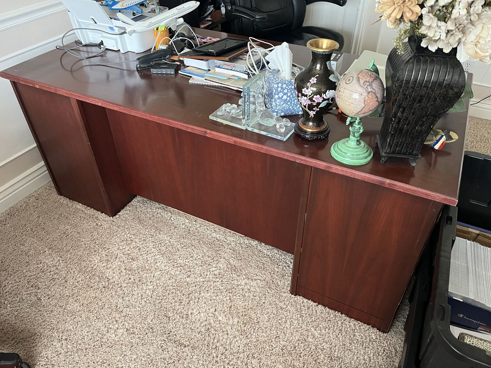 Large mahogany Color, Executive Desk