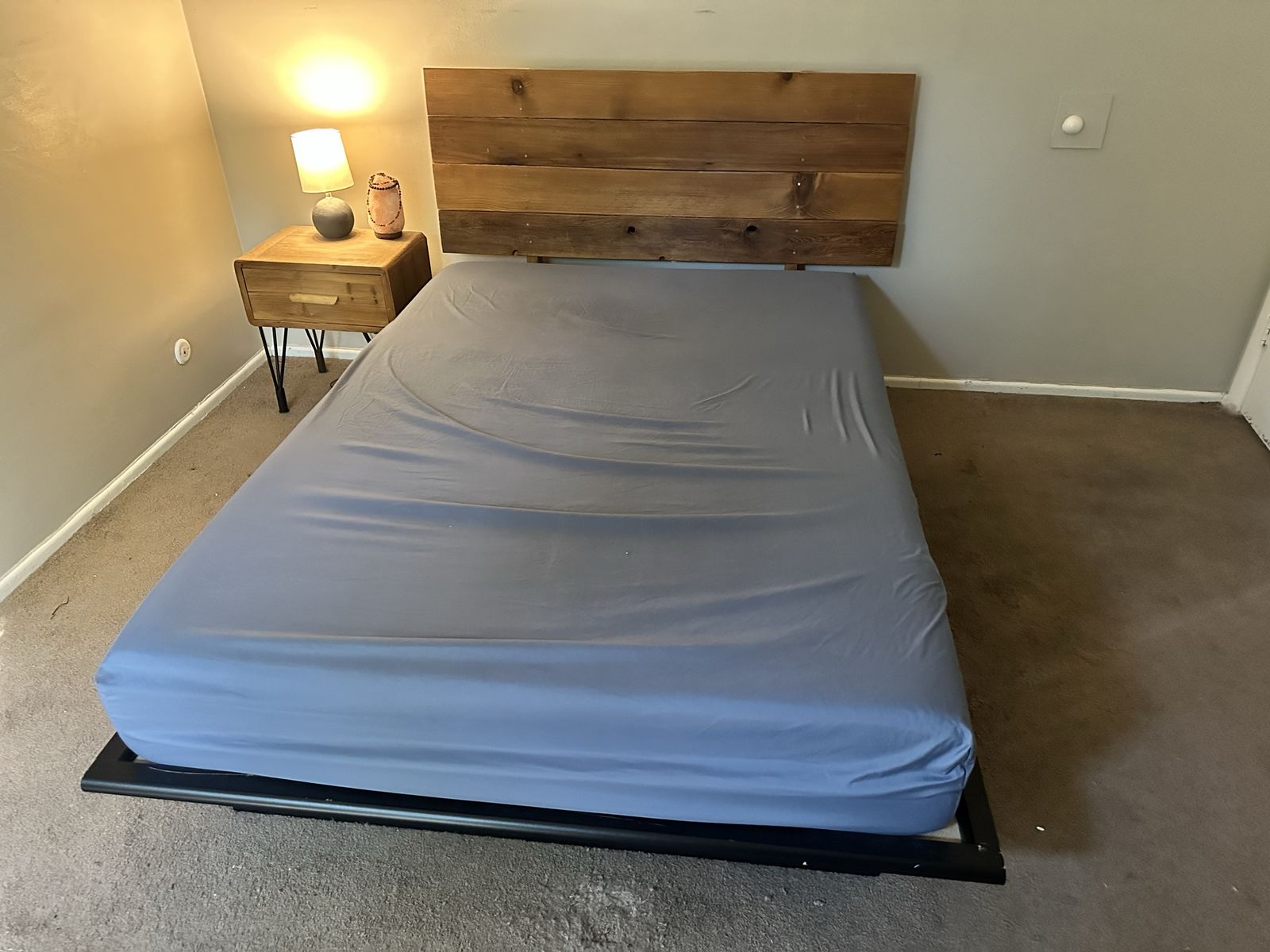 Modern Wooden Platform Double Bed/mattress with Rustic Wood Plank Headboard and Black Base