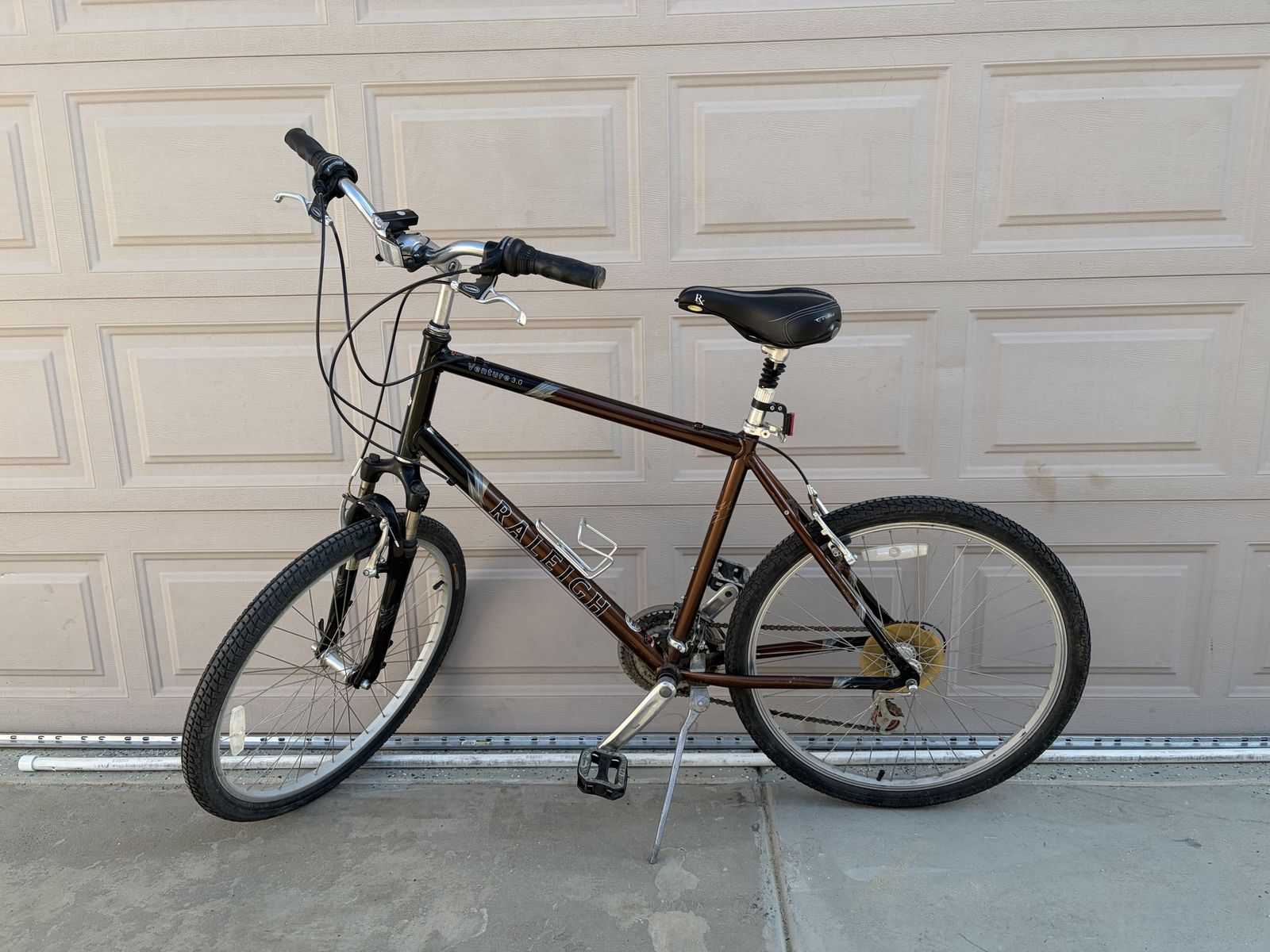 Raleigh Venture 3.0 Comfort Hybrid Bike Brown/Black