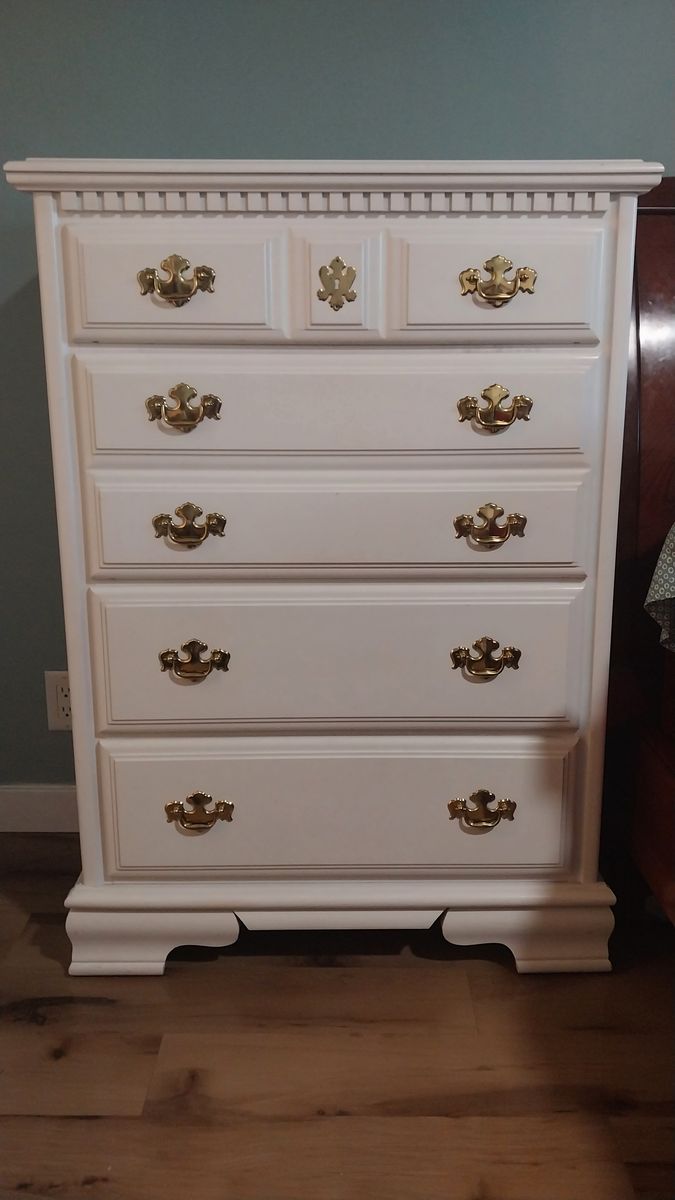 Beautiful dresser 4 drawers
