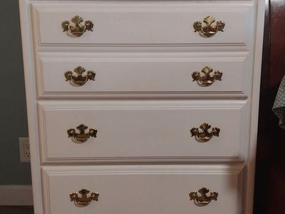 Beautiful dresser 4 drawers