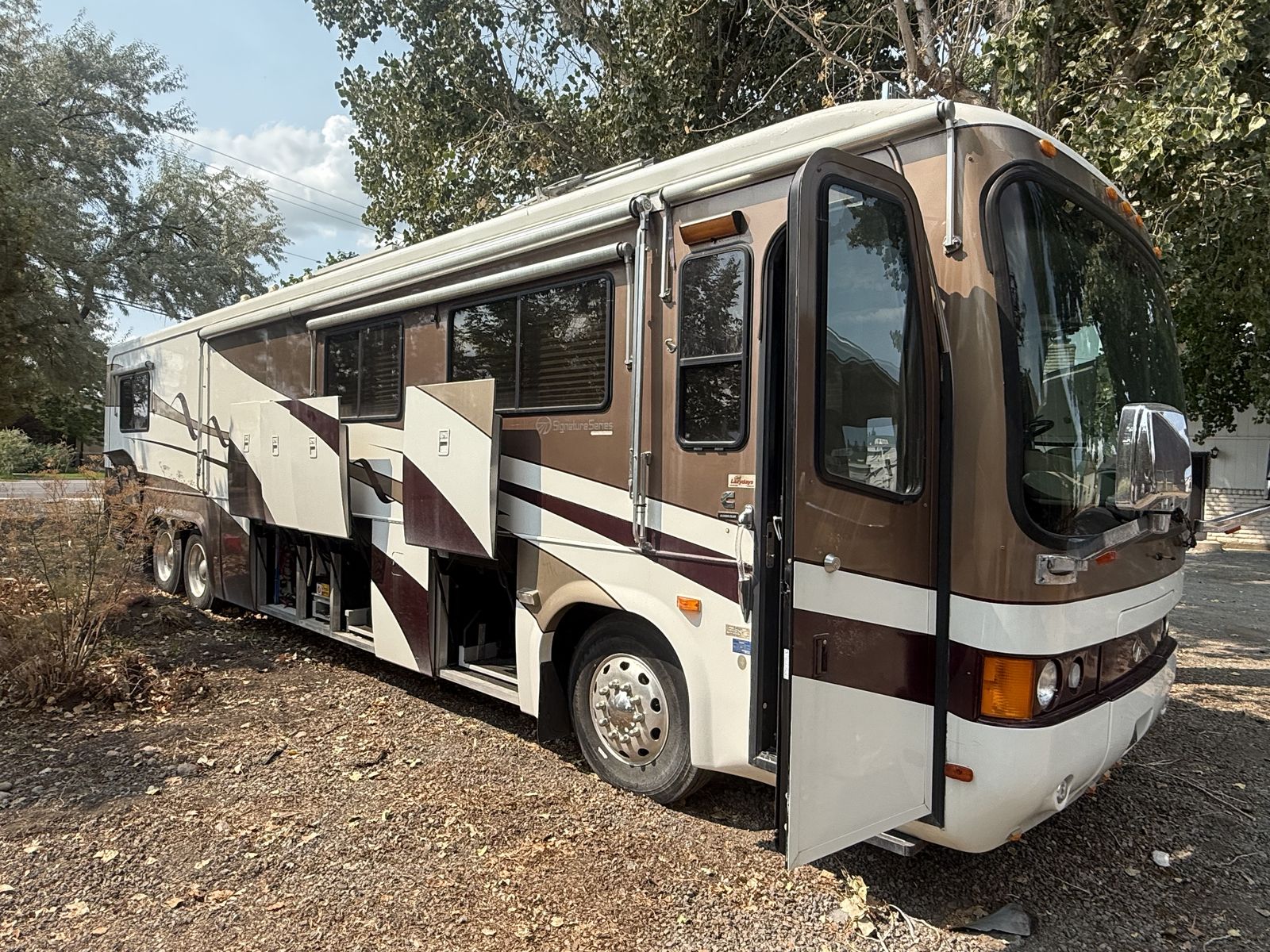 1999 Monaco Signature Series Diesel Pusher Motorhome - 40ft, Cummins Engine, Allison Transmission 99k