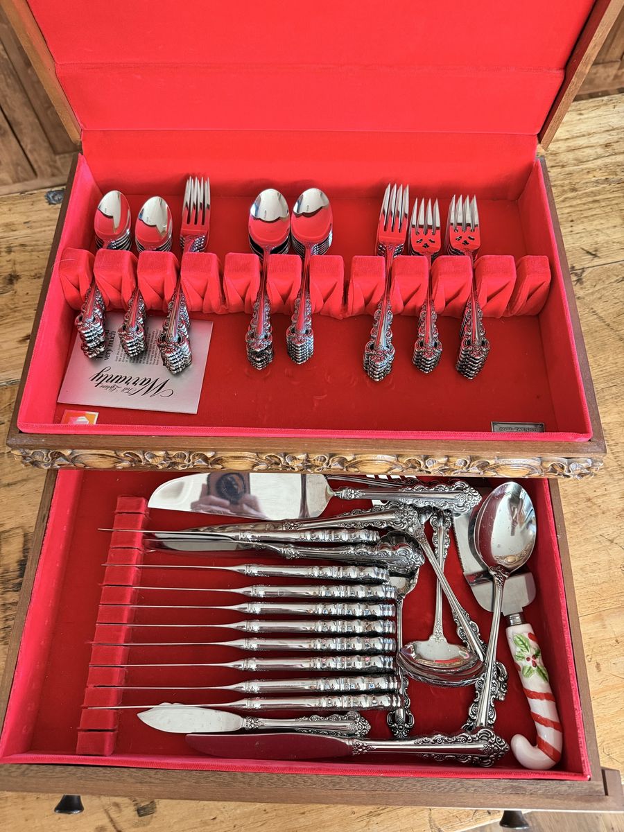 Oneida Silverware Set