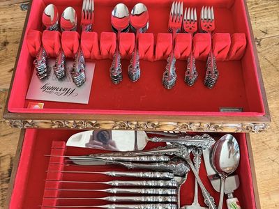 Oneida Silverware Set