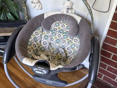 Graco glider Baby Swing with Vibration and Musical Features