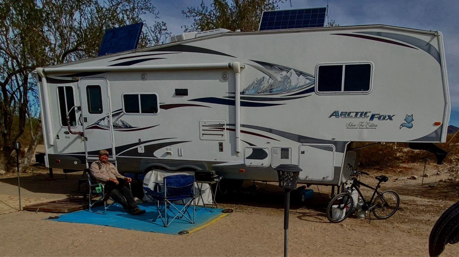 2011 Artic Fox 5th wheel RV