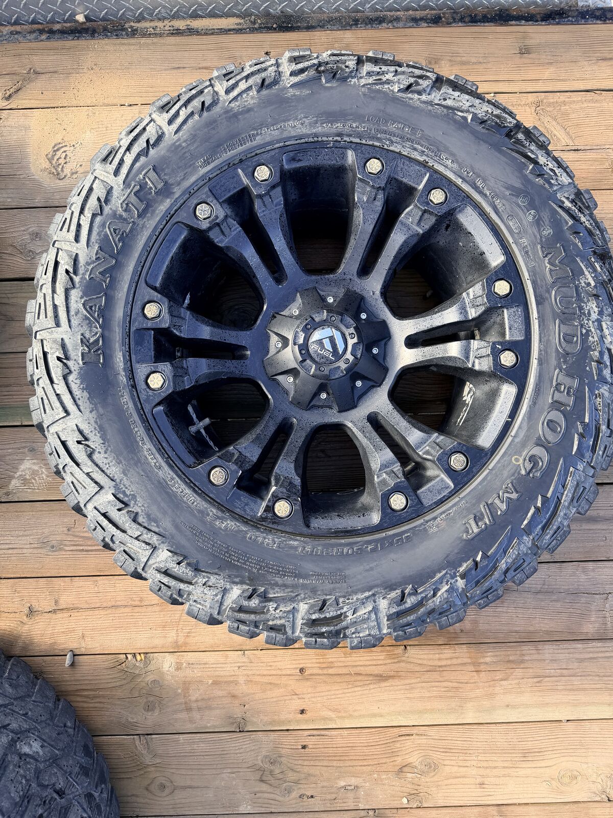 Vapor wheels 20”, 35’s Chevy