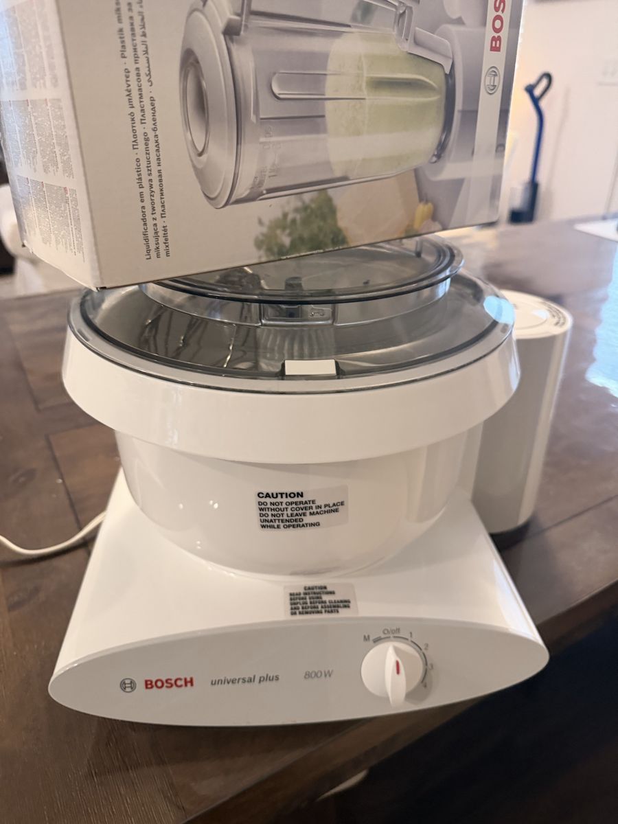 Bosch Universal Plus 800W Stand Mixer with Dough Hooks & Whisks - White, Excellent Condition